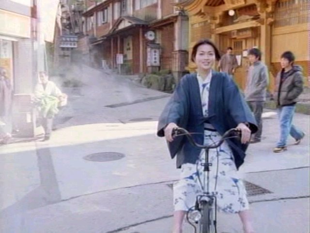 浴衣姿で自転車をこぐ長谷川京子